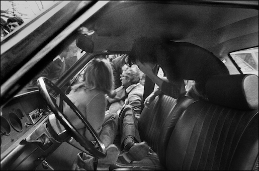 Bild: Sergio Mattarella, futuro presidente della Repubblica, stringe il cadavere del fratello Piersanti, appena assassinato dalla mafia - Foto: Letizia Battaglia, 1980